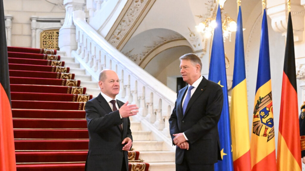 03.04.2023, Rumänien, Bukarest: Bundeskanzler Olaf Scholz (SPD, l) und Klaus Iohannis (PNL), Präsident von Rumänien, unterhalten sich in der Ehrenhalle des Cotroceni-Palastes, während sie auf die Präsidentin von Moldau warten. Foto: Soeren Stache/dpa +++ dpa-Bildfunk +++