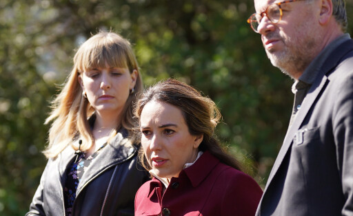 05.04.2023, Großbritannien, London: Christophe Deloire (r), Generalsekretär von Reporter ohne Grenzen, Rebecca Vincent l), Direktorin für Operationen und Kampagnen, und Stella Assange (M), Ehefrau von Julian Assange, spricht mit Journalisten vor dem Belmarsh-Gefängnis, wo sie den Wikileaks-Gründer besuchen. Der Besuch findet eine Woche vor dem vierten Jahrestag seiner Inhaftierung statt. Foto: Stefan Rousseau/PA Wire/dpa +++ dpa-Bildfunk +++