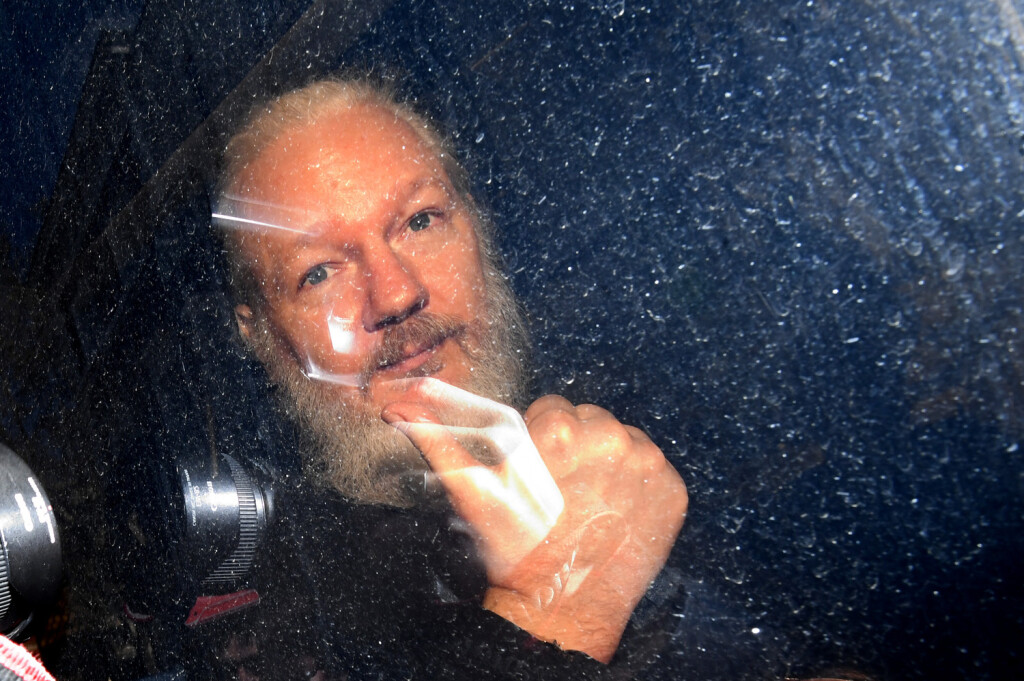 ARCHIV - 11.04.2019, Großbritannien, London: Der Gründer von WikiLeaks, Julian Assange, trifft vor dem Westminster Magistrates' Court ein. (zu dpa: «Vier Jahre Haft: Menschenrechtler fordern Freilassung von Assange») Foto: Victoria Jones/PA Wire/dpa +++ dpa-Bildfunk +++