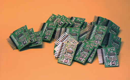 A heap of microchips lying on a table., 31.08.2010 11:14:00, Copyright: xSimFanx Panthermedia03534963
