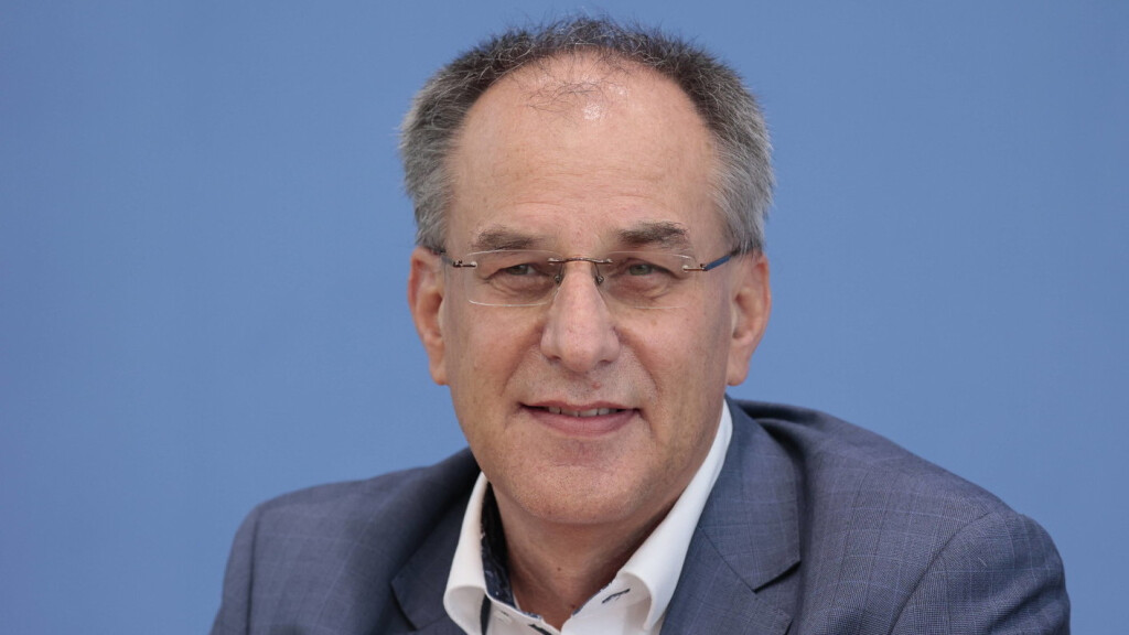 Prof. Dr. Uwe Cantner, Vorsitzender der Expertenkommission Forschung und Innovation , Deutschland, Berlin, Bundespressekonferenz, Thema: Entscheidung zur Gründung von zwei Großforschungszentren in der Lausitz und im mitteldeutschen Revier *** Prof Dr Uwe Cantner, Chairman of the Expert Commission on Research and Innovation , Germany, Berlin, Federal Press Conference, Topic Decision on the Establishment of Two Major Research Centers in Lusatia and the Central German Mining Region