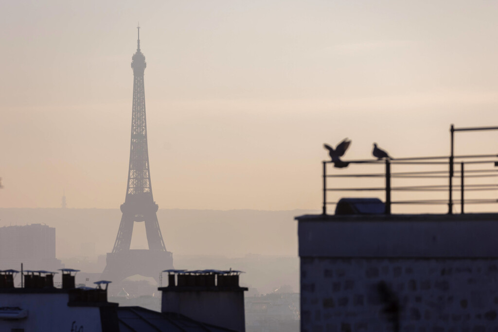 Paris, France February 14, 2023 - A veil of pollution covers the city near the Eiffel Tower. In less than a week, it is the second time that the thresholds of alert to the fine particles pollution are exceeded in Paris and its region, in particular because of a cold weather and of very weak winds. POLLUTION ATMOSPHERIQUE, ILLUSTRATION, PIC DE POLLUTION, HORIZON, PANORAMA, VUE DE PARIS, MONUMENT, TOUR EIFFEL, TOURISME, SMOG, MALADIES RESPIRATOIRES, QUALITE DE L AIR, AIRPARIF, PARTICULES FINES, POLLUANT ATMOSPHERIQUE, VIE PARISIENNE, SKYLINE, CITYSCAPE, PUBLICATIONxNOTxINxFRA Copyright: xVincentxIsorex
