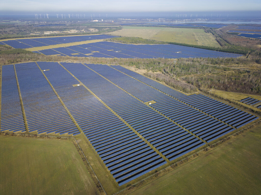 Solarpark Meuro Auf einer Fläche von 150 Hektar ist im Sommer 2011 mit einer Nennleistung von rund 70 MW in Meuro ein Solarpark entstanden, der Rekorde bricht: GP JOULE errichtete dort in der Rolle des Generalunternehmers das größte Sonnenfeld Deutschlands. Installiert werden bei dem Megaprojekt mehr als 300. 000 Module und 2.555 Wechselrichter. Größe: 150ha, Leistung: 70 MWp, CO2-Einsparung: ca. 50.000 t/Jahr, Versorgung: 17.500 Haushalte Meuro Brandenburg GERMANY *** Solarpark Meuro In summer 2011, a record-breaking solar park with a rated output of around 70 MW was built in Meuro on an area of 150 hectares GP JOULE acted as general contractor for the construction of Germanys largest solar field The megaproject involves the install