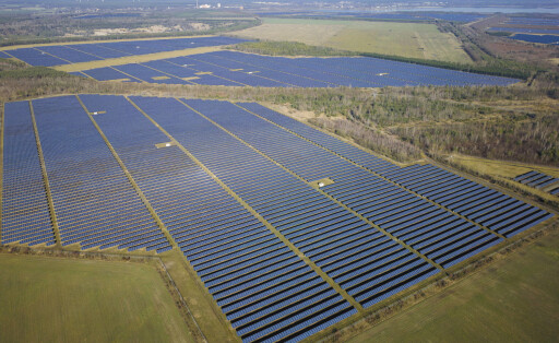 Solarpark Meuro Auf einer Fläche von 150 Hektar ist im Sommer 2011 mit einer Nennleistung von rund 70 MW in Meuro ein Solarpark entstanden, der Rekorde bricht: GP JOULE errichtete dort in der Rolle des Generalunternehmers das größte Sonnenfeld Deutschlands. Installiert werden bei dem Megaprojekt mehr als 300. 000 Module und 2.555 Wechselrichter. Größe: 150ha, Leistung: 70 MWp, CO2-Einsparung: ca. 50.000 t/Jahr, Versorgung: 17.500 Haushalte Meuro Brandenburg GERMANY *** Solarpark Meuro In summer 2011, a record-breaking solar park with a rated output of around 70 MW was built in Meuro on an area of 150 hectares GP JOULE acted as general contractor for the construction of Germanys largest solar field The megaproject involves the install