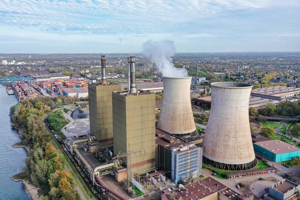 Gaskraftwerk in einem Hüttenwerk, Duisburg Gas-fired power station in a metallurgical plant in Duisburg, North Rhine-Westphalia, consisting of 2 units with 320 megawatts electrical output gross. It uses blast furnace gas, coke oven gas or natural gas as fuel. Copyright: xZoonar.com/RudyxFesselx 19324999