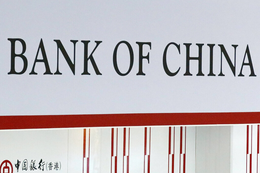 09.12.2022, Hong Kong, Hongkong, CHN - Schriftzug der Bank of China. asiatisch, Asien, aussen, Aussenaufnahme, Bank, Bank of China, Bankensektor, Bankwesen, Buchstaben, China, chinesisch, Finanzdienstleister, Finanzen, Finanzinstitut, Finanzwesen, Finanzwirtschaft, Geldinstitut, Geldverkehr, Geldwirtschaft, Hong Kong, Hongkong, Kreditinstitut, niemand, Schrift, Schriftzug, Suedostasien, Volksrepublik China, Wirtschaft, Zeichen 221209D035HONGKONG.JPG *** 09 12 2022, Hong Kong, Hong Kong, CHN Bank of China lettering asian, Asia, outside, exterior, bank, Bank of China, banking sector, banking, letters, China, chinese, financial services, finance, financial institution, financial industry, financial institution, money, money economy, Hong Ko