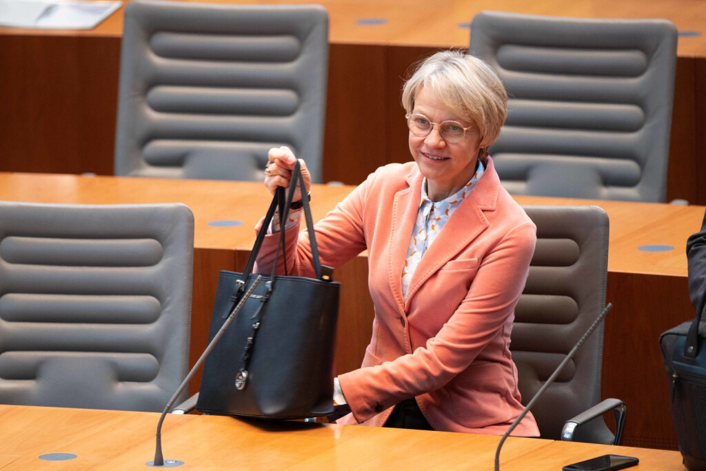 Dorothee FELLER, CDU, Ministerin fuer Schule und Bildung des Landes Nordrhein-Westfalen, , 27. Sitzung des Landtags Nordrhein-Westfalen, im Landtag Nordrhein-Westfalen NRW, Duesseldorf am 29.03.2023, *** Dorothee FELLER, CDU, Minister for Schools and Education of the State of North Rhine-Westphalia, , 27 Session of the State Parliament of North Rhine-Westphalia, in the State Parliament of North Rhine-Westphalia NRW, Duesseldorf on 29 03 2023,
