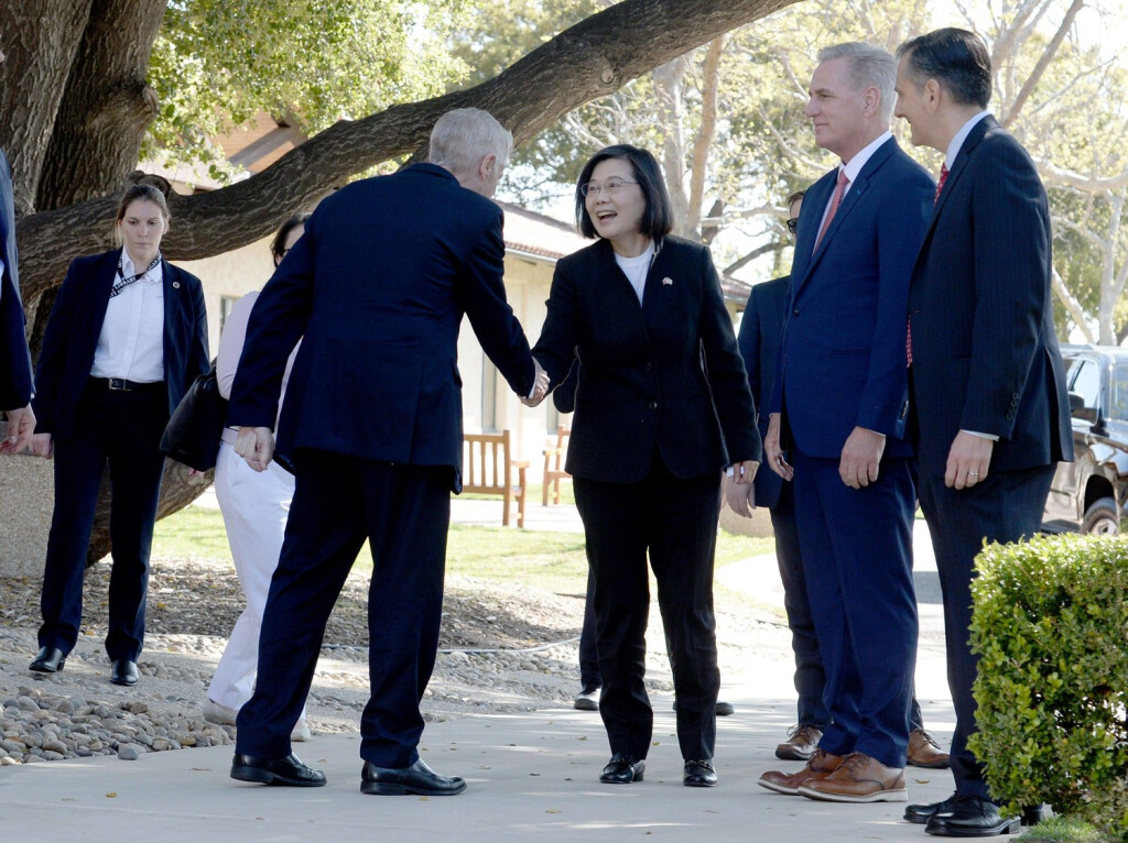 Syndication: Ventura County Star John Heubusch, executive director of the Ronald Reagan Presidential Library in Simi Valley, shakes hands with Taiwan s President Tsai Ing-Wen as House Speaker Kevin McCarthy looks on Wednesday, April 5, 2023. Mccarthy Taiwan President Meeting 3 Camarillo CA , EDITORIAL USE ONLY PUBLICATIONxINxGERxSUIxAUTxONLY Copyright: xJUANxCARLO/THExSTARx 20398454