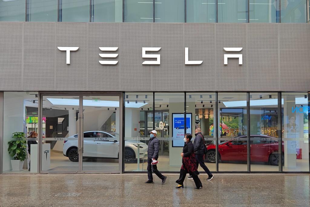 SHANGHAI, CHINA - APRIL 06: Citizens pass by a Tesla store on April 6, 2023 in Shanghai, China. PUBLICATIONxINxGERxSUIxAUTxHUNxONLY Copyright: xVCGx 111430851602