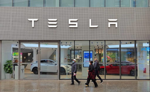 SHANGHAI, CHINA - APRIL 06: Citizens pass by a Tesla store on April 6, 2023 in Shanghai, China. PUBLICATIONxINxGERxSUIxAUTxHUNxONLY Copyright: xVCGx 111430851602