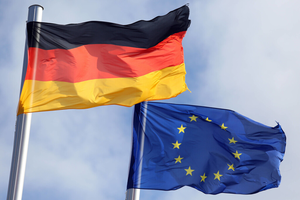 02.04.2023, Binz, Mecklenburg-Vorpommern, GER - Nationalfahne der Bundesrepublik Deutschland und die Europafahne wehen im Wind. aussen, Aussenaufnahme, Beflaggung, Binz, deutsch, Deutschland, Deutschlandfahne, Europa, europaeisch, Europaeische Union, Europafahne, Fahnen, Fahnenmasten, Fahnenstangen, Flaggen, flattern, flatternd, Freisteller, gehisst, Mecklenburg-Vorpommern, Nationalfahne, Nationalflagge, niemand, QF, Querformat, Ruegen, Sterne, Sternenkreis, stuermisch, Symbol, Symbolfoto, Symboli, symbolisch, wehen, wehend, Westeuropa, Wind, windig, Wirtschaft 230402D993BINZ.JPG *** 02 04 2023, Binz, Mecklenburg Vorpommern, GER national flag of the Federal Republic of Germany and the European flag waving in the wind outside, exterior sh