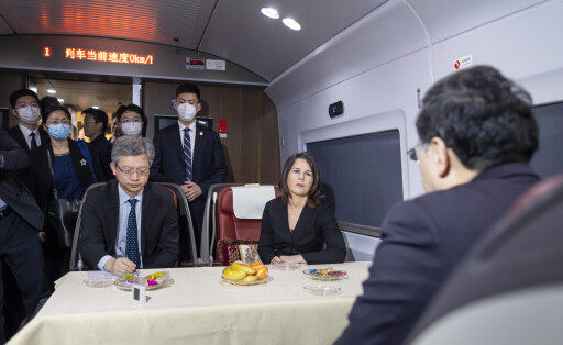 Annalena Baerbock Buendnis 90/Die Gruenen, Bundesaussenministerin, und Qin Gang, Staatsrat fuer Auswaertige Angelegenheiten und Aussenminister der Volksrepublik China, aufgenommen im Rahmen einer Zugfahrt nach Peking, 14.04.2023. Peking China *** Annalena Baerbock Buendnis 90 Die Gruenen , German Foreign Minister, and Qin Gang, State Councillor for Foreign Affairs and Foreign Minister of the Peoples Republic of China, photographed during a train trip to Beijing, 14 04 2023 Beijing China Copyright: xKiraxHofmannx