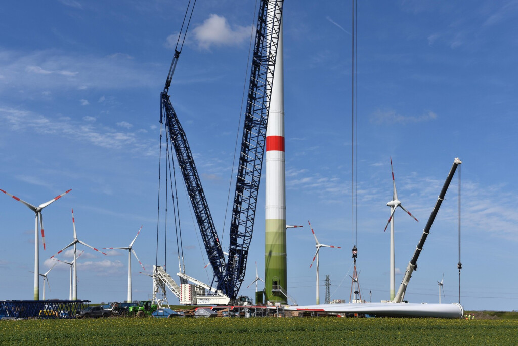 Aufbau einer Windkraftanlage, Windräder mit einem Kran, Schleswig-Holstein, Deutschland, Europa *** Structure a Wind turbine, Wind turbines with a Crane, Schleswig Holstein, Germany, Europe Copyright: imageBROKER/Klaus-DieterxMöbus ibxkmb09208067.jpg Bitte beachten Sie die gesetzlichen Bestimmungen des deutschen Urheberrechtes hinsichtlich der Namensnennung des Fotografen im direkten Umfeld der Veröffentlichung