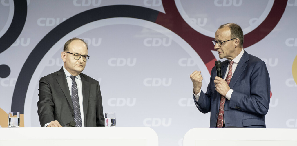 CDU Zukunftskongress im Tempodrom Berlin Friedrich Merz, Parteivorsitzender CDU Deutschlands rechts im Gespräch mit Prof. Dr. Ottmar Edenhofer, Direktor und Chefökonom Potsdam-Institut für Klimafolgenforschung PIKCDU Zukunftskongress im Tempodrom Berlin Friedrich Merz, Parteivorsitzender CDU Deutschlands rechts im Gespräch mit Prof. Dr. Ottmar Edenhofer, Direktor und Chefökonom Potsdam-Institut für Klimafolgenforschung PIK, Berlin Berlin Deutschland Tempodrom *** CDU Future Congress at the Tempodrom Berlin Friedrich Merz, Party Chairman CDU of Germany right in conversation with Prof Dr Ottmar Edenhofer, Director and Chief Economist Potsdam Institute for Climate Impact Research PIK CDU Future Congress at the Tempod