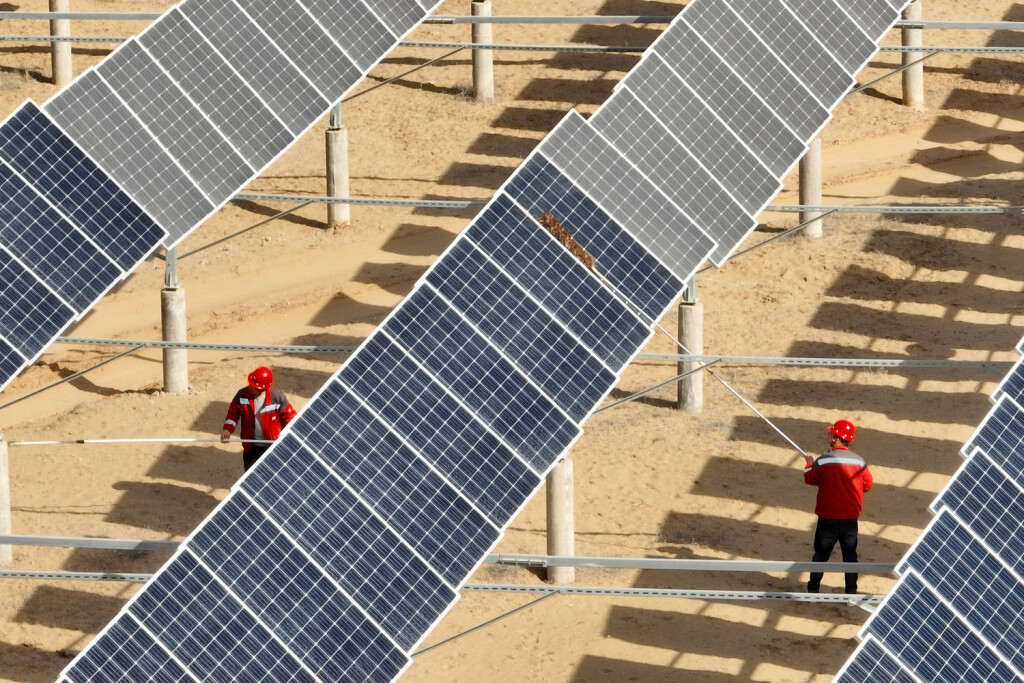 YINCHUAN, CHINA - MARCH 25: Workers clean up solar panels at a photovoltaic power station in the Gobi desert on March 25, 2023 in Yinchuan, Ningxia Hui Autonomous Region of China. PUBLICATIONxINxGERxSUIxAUTxHUNxONLY Copyright: xVCGx VCG111428794262
