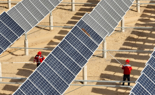 YINCHUAN, CHINA - MARCH 25: Workers clean up solar panels at a photovoltaic power station in the Gobi desert on March 25, 2023 in Yinchuan, Ningxia Hui Autonomous Region of China. PUBLICATIONxINxGERxSUIxAUTxHUNxONLY Copyright: xVCGx VCG111428794262
