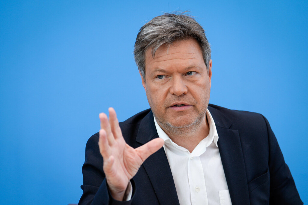 Bundespressekonferenz zur Novelle des Gebaeudeenergiegesetzes und das neue Foerderkonzept erneuerbares Heizen Aktuell,19.04.2023, Berlin, Bundesminister fuer Wirtschaft und Klimaschutz Robert Habeck im Portrait bei der Bundespressekonferenz in Berlin zum Thema Novelle des Gebaeudeenergiegesetzes und das neue Foerderkonzept erneuerbares Heizen Berlin Berlin Deutschland *** Federal Press Conference on the amendment of the Building Energy Act and the new funding concept renewable heating Current,19 04 2023, Berlin, Federal Minister for Economic Affairs and Climate Protection Robert Habeck in portrait at the Federal Press Conference in Berlin on the amendment of the Building Energy Act and the new funding concept renewable heating Berlin Berl
