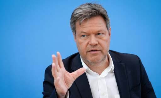 Bundespressekonferenz zur Novelle des Gebaeudeenergiegesetzes und das neue Foerderkonzept erneuerbares Heizen Aktuell,19.04.2023, Berlin, Bundesminister fuer Wirtschaft und Klimaschutz Robert Habeck im Portrait bei der Bundespressekonferenz in Berlin zum Thema Novelle des Gebaeudeenergiegesetzes und das neue Foerderkonzept erneuerbares Heizen Berlin Berlin Deutschland *** Federal Press Conference on the amendment of the Building Energy Act and the new funding concept renewable heating Current,19 04 2023, Berlin, Federal Minister for Economic Affairs and Climate Protection Robert Habeck in portrait at the Federal Press Conference in Berlin on the amendment of the Building Energy Act and the new funding concept renewable heating Berlin Berl