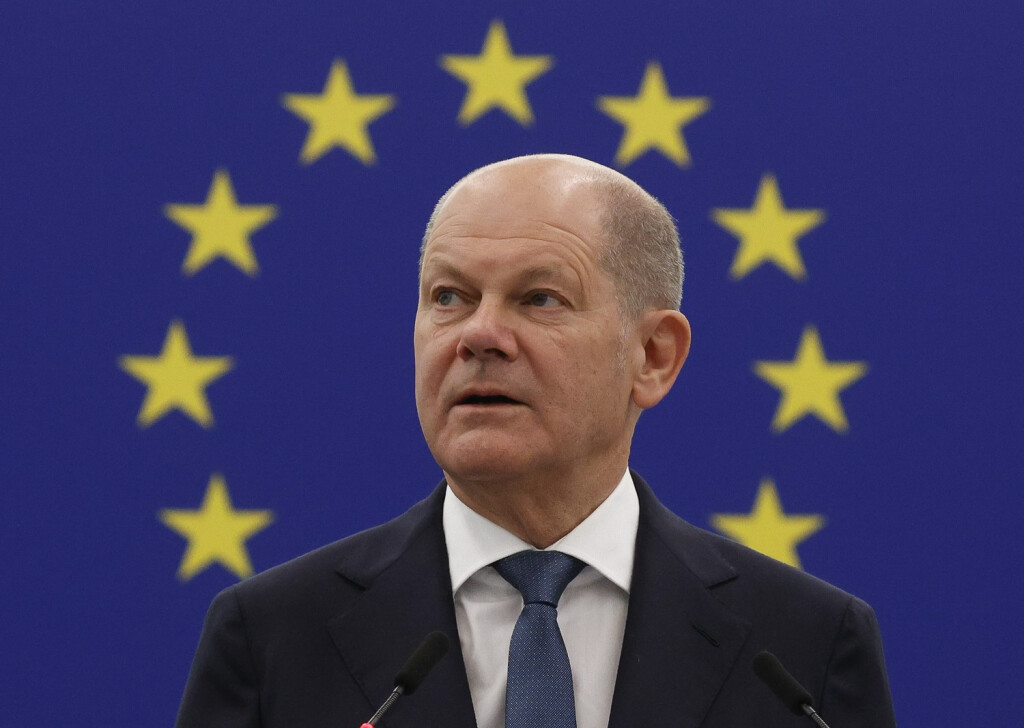 Kanzler Olaf Scholz spricht im Europaparlament.