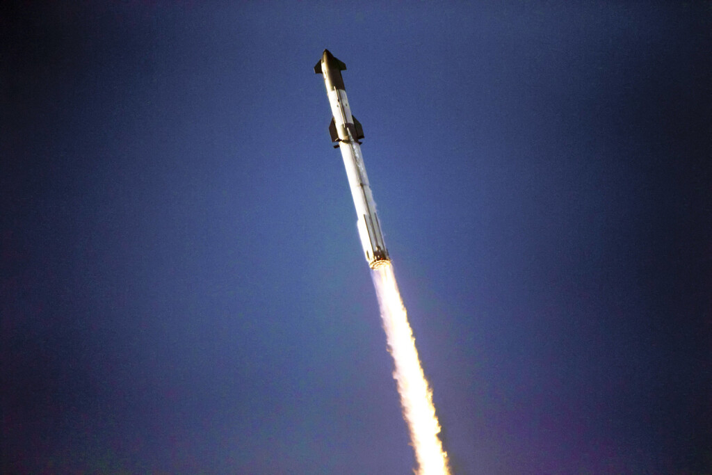 Space X Starship lifts off for its first launch from Starbase in Boca Chica, Texas, on Thursday, April 20,2023. Starship experienced a rapid unscheduled disassembly. PUBLICATIONxINxGERxSUIxAUTxHUNxONLY SPX20230420254 THOMxBAUR