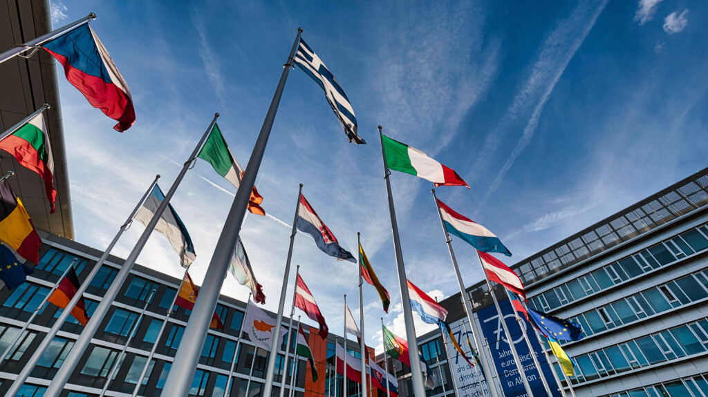 Europäisches Parlament, EU-Parlament, Flaggen europäischer Länder und Flagge der Europäischen Union, Europaviertel Kirchberg-Plateau, Luxemburg, Europa *** European Parliament, EU Parliament, Flags European Countries and Flag the European Union, European quarter Kirchberg Plateau, Luxembourg, Europe Copyright: imageBROKER/AngelaxtoxRoxel ibxato09211304.jpg