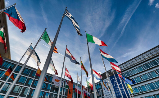 Europäisches Parlament, EU-Parlament, Flaggen europäischer Länder und Flagge der Europäischen Union, Europaviertel Kirchberg-Plateau, Luxemburg, Europa *** European Parliament, EU Parliament, Flags European Countries and Flag the European Union, European quarter Kirchberg Plateau, Luxembourg, Europe Copyright: imageBROKER/AngelaxtoxRoxel ibxato09211304.jpg