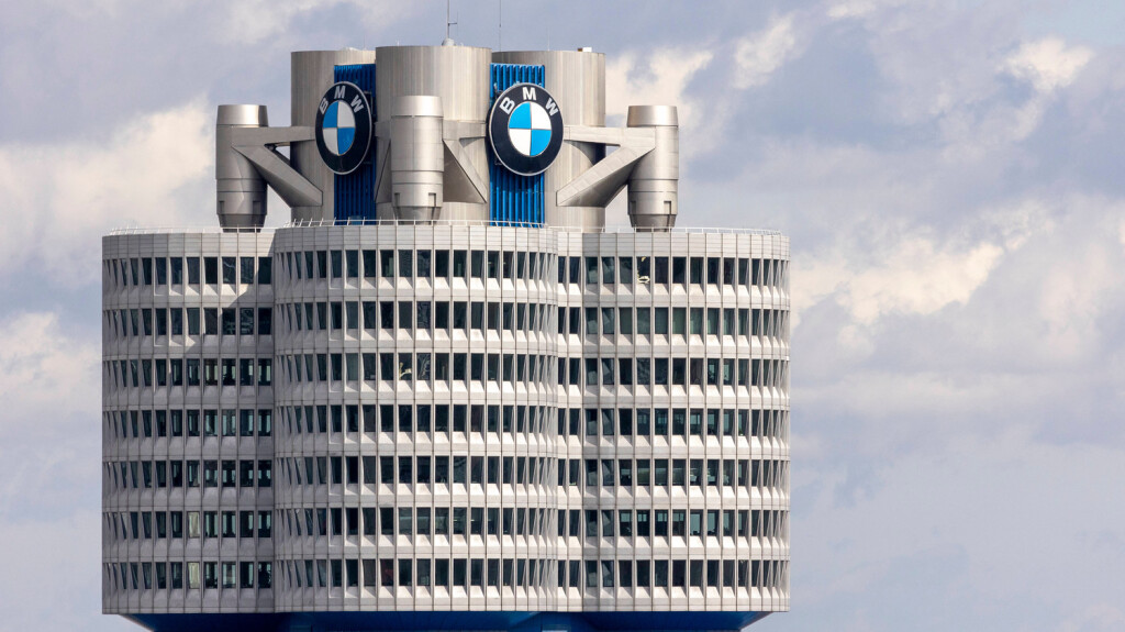 Hauptverwaltung und Wahrzeichen des Fahrzeugherstellers BMW in Muenchen. 31.03.2023, Muenchen, GER - Hochhaus mit BMW Logo., Muenchen Bayern Deutschland, DEU BMW *** Headquarters and landmark of the car manufacturer BMW in Munich 31 03 2023, Munich, GER high-rise building with BMW logo , Munich Bavaria Germany, DEU BMW