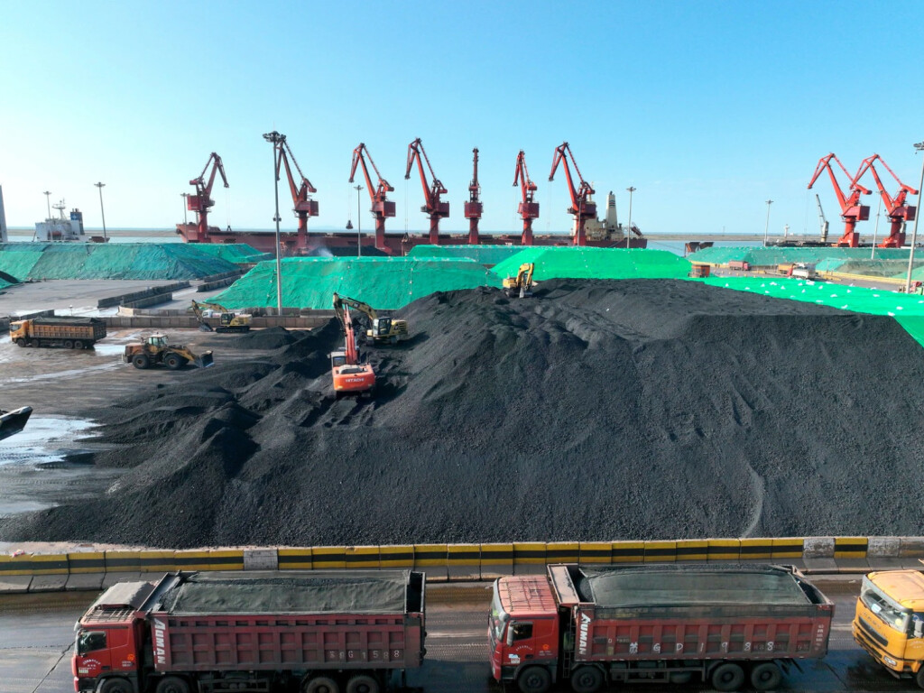 Schmutzige Kohle vor blauem Himmel - Chinas Probleme bei der Erfassung der Emissionsdaten liegen auch an der weitverbreiteten Kohlenutzung.