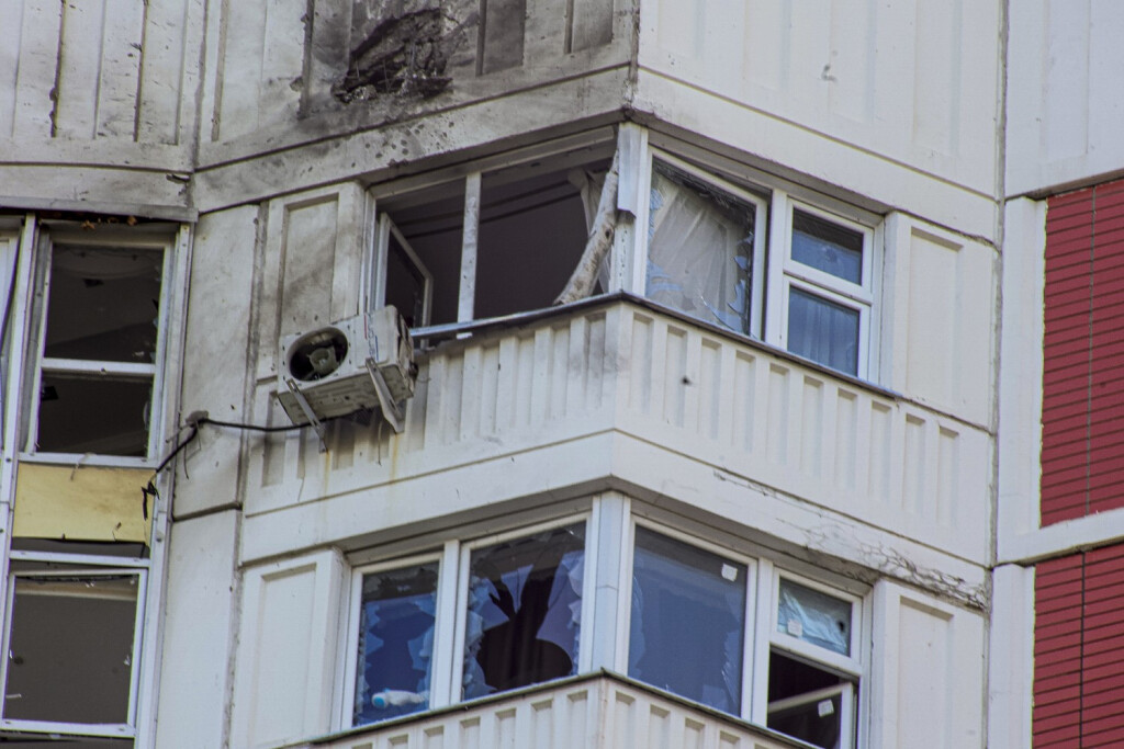 30.05.2023, Russland, Moskau: Ein Wohnhaus, das Berichten zufolge durch eine ukrainische Drohne beschädigt wurde. Russlands Hauptstadt Moskau ist Bürgermeister Sergej Sobjanin zufolge von mehreren Drohnen angegriffen worden. (zu dpa «Bürgermeister: Moskau von mehreren Drohnen attackiert») Foto: Uncredited/AP +++ dpa-Bildfunk +++