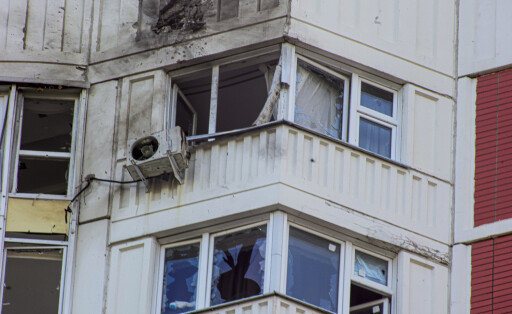 30.05.2023, Russland, Moskau: Ein Wohnhaus, das Berichten zufolge durch eine ukrainische Drohne beschädigt wurde. Russlands Hauptstadt Moskau ist Bürgermeister Sergej Sobjanin zufolge von mehreren Drohnen angegriffen worden. (zu dpa «Bürgermeister: Moskau von mehreren Drohnen attackiert») Foto: Uncredited/AP +++ dpa-Bildfunk +++