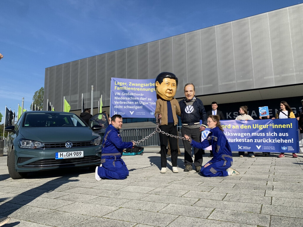 Aktivisten protestieren gegen Volkswagens Engagement in der chinesischen Region Xinjiang