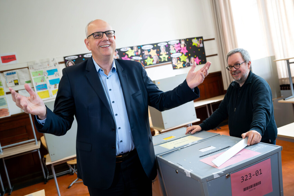 14.05.2023, Bremen: Andreas Bovenschulte, Spitzenkandidat der SPD in Bremen, gibt im Wahllokal seine Stimme ab. Im Bundesland Bremen finden die 21. Wahl zur Bremischen Bürgerschaft sowie Kommunalwahlen in Bremen und Bremerhaven statt. Foto: Sina Schuldt/dpa +++ dpa-Bildfunk +++