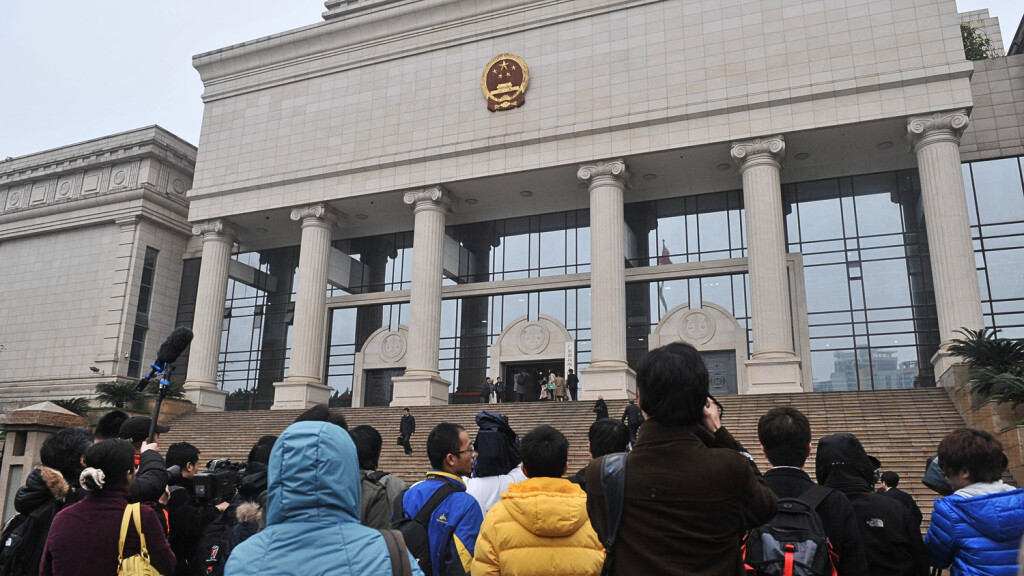 (120229) -- GUANGZHOU, Feb. 29, 2012 (Xinhua) -- Journalists wait outside the Higher People s Court of Guangdong Province in Guangzhou, capital of south China s Guangdong Province, Feb. 29, 2012. The Higher People s Court of south China s Guangdong Province concluded the court hearing of iPad trademark case Wednesday afternoon without settlement after about six-hour s fierce defence. The court will pass judgement on the case another day. Both sides didn t refuse to reach a compromise while the court asked. Apple has plunged into several legal battles in China and appealed to the provincial higher court after it lost a case to Proview Shenzhen in December 2011. Proview Shenzhen and U.S. technology giant Apple have been tangled in a lengthy dispute over the rights to use the iPad trademark in China. Proview Shenzhen is a subsidiary of the Hong Kong-headquartered Proview I PUBLICATIONxNOTxINxCHN