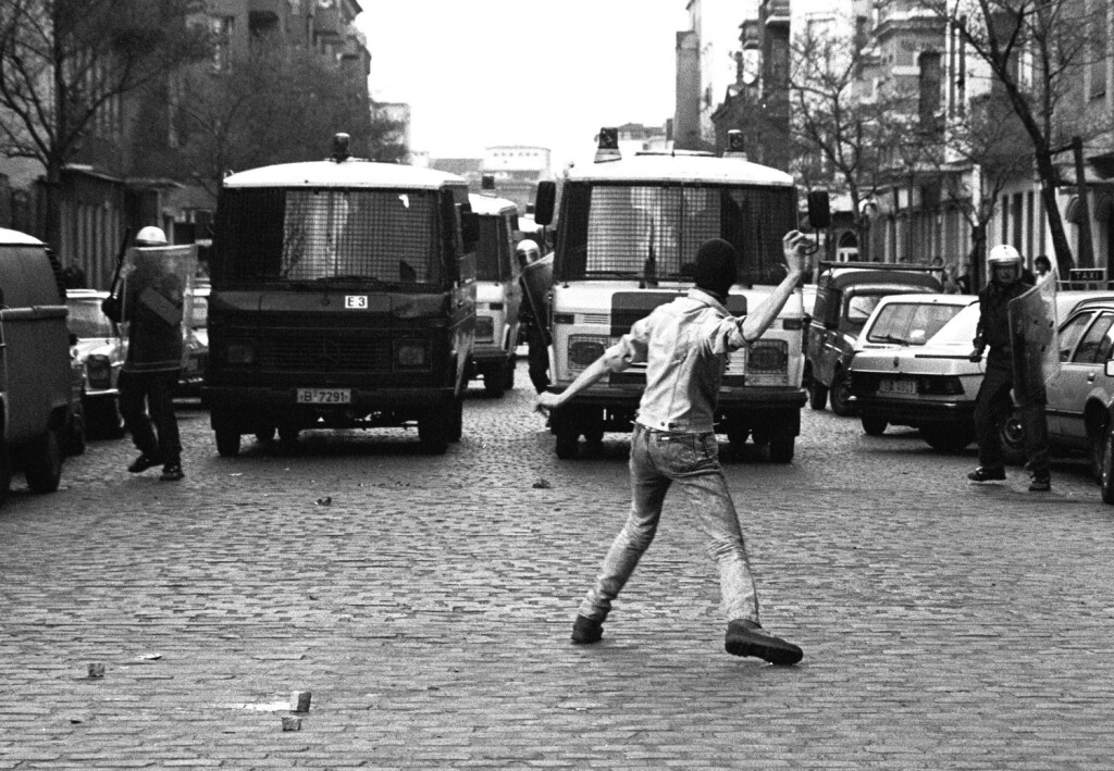Deutschland, Berlin, 1987-05-01 Vermummte werfen mit Steinen auf Polizisten am Rande des Strassenfestes am Lausitzer Platz in Kreuzberg.
Germany Berlin 1987 05 01 Vermummte throw with Stones on Policemen at Edge the Street festival at Lusetian square in Kreuzberg