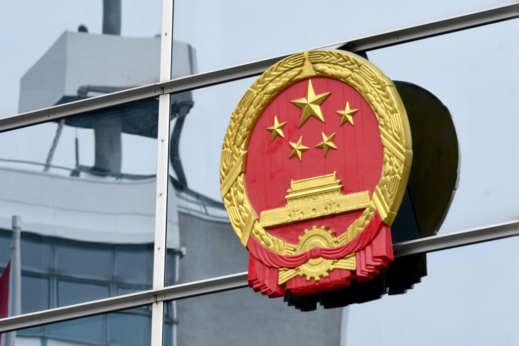 Die chinesische Fahne weht vor der Botschaft der Volksrepublik China in Berlin: Winfried Rothermel *** The Chinese flag is waving in front of the Embassy of the Peoples Republic of China in Berlin Winfried Rothermel