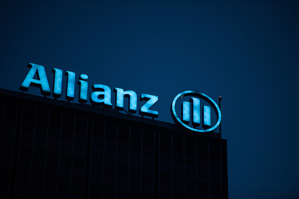 Der Schriftzug des Versicherungsunternehmens Allianz SE auf dem 125 Meter hohen Treptower in Berlin. Foto: bildgehege Allianz *** The lettering of the insurance company Allianz SE on the 125-meter Treptower in Berlin Photo bildgehege Allianz