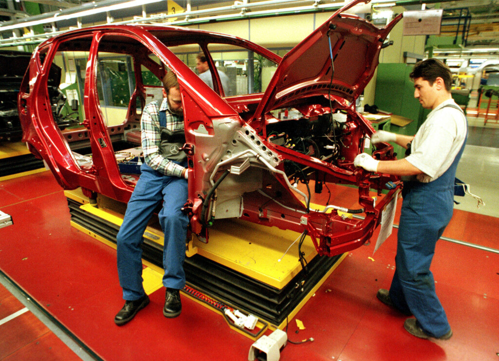 Archivbilder der Woche KW19 DEU , DEUTSCHLAND : Produktion der Mercedes-Benz A-KLASSE bei Daimler-Benz in Rastatt , Februar 1998 DEU , GERMANY : Production of Mercedes-Benz A-class car in the Ulm factory of Daimler-Benz AG , February 1998 *** DEU , DEUTSCHLAND Production of Mercedes Benz A KLASSE at Daimler Benz in Rastatt , February 1998 DEU , GERMANY Production of Mercedes Benz A class car in the Ulm factory of Daimler Benz AG , February 1998