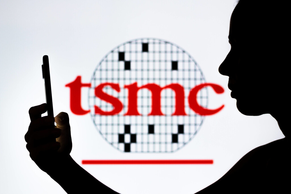April 10, 2022, Brazil: In this photo illustration, a woman s silhouette holds a smartphone with the Taiwan Semiconductor Manufacturing Company Limited TSMC logo in the background. Brazil - ZUMAs197 20220410_zab_s197_032 Copyright: xRafaelxHenriquex