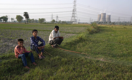 INDIA-POWER-COAL A man along with his kids rest in the field near a coal-fired thermal Power Plant of National Thermal Power Corporation NTPC, at Dadri in Gautam Budh Nagar district, Uttar Pradesh, India on May 5, 2022. Amid the rampant rise in power demand due to the prevailing heatwave, India is staring at a coal crisis, with stock critically low at 108 of its 173 thermal power plants. The power cuts are sparking scrutiny of countrys long reliance on coal, which is responsible for about 70% of India s electricity generation. Dadri India PUBLICATIONxNOTxINxFRA Copyright: xMayankxMakhijax originalFilename: makhija-notitle220505_npAn0.jpg