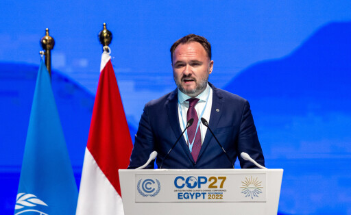 COP27 In Sharm El Sheikh - Ligh Level Segment Dan J. Jorgensen, Minister of Climate, Energy and Utilities of Denmark addresses delegates in Plenary room Nefertiti during the resumed High-Level Segment during the COP27 UN Climate Change Conference, held by UNFCCC in Sharm El-Sheikh International Convention Center, Egypt on November 15, 2022. COP27, running from November 6 to November 18 in Sharm El Sheikh focuses on implementation of measures already agreed during previous COPs. The Conference in Sharm El Sheikh focuses also on the most vulnerable communities as the climate crisis hardens life conditions of those already most disadvantaged. Sharm El Sheikh South Sinai Egypt PUBLICATIONxNOTxINxFRA Copyright: xDominikaxZarzyckax originalFilename: zarzycka-cop27ins221115_npHgv.jpg