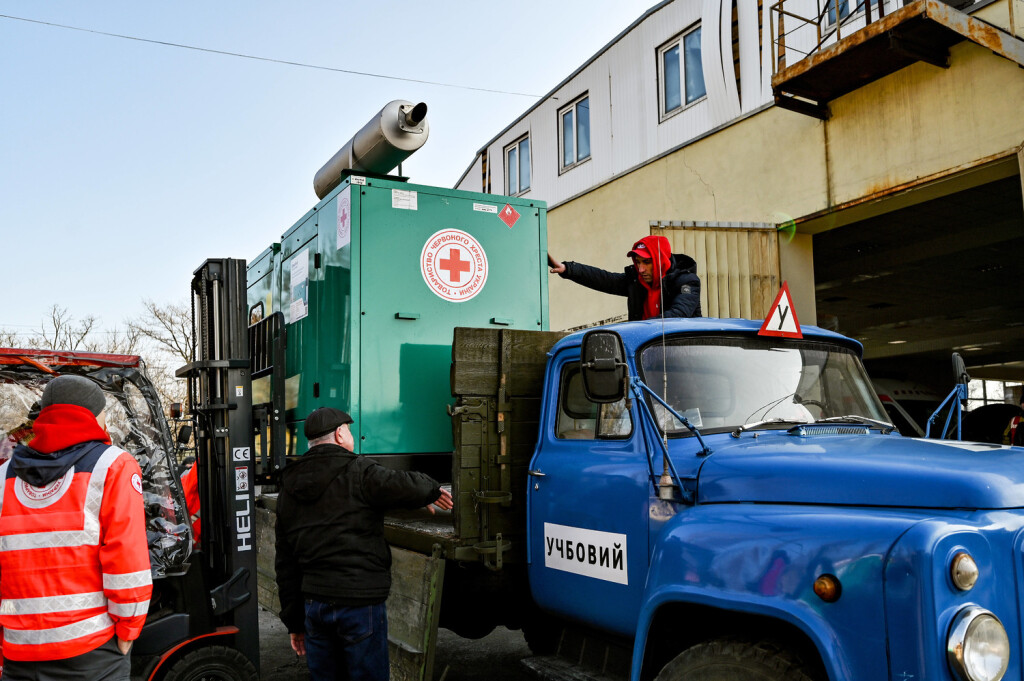 ZAPORIZHZHIA REGION, UKRAINE - JANUARY 26, 2023 - Men unload the generator handed over to the Novomykolayivka community by the Red Cross Society to provide water to the local residents, Zaporizhzhia Region, southeastern Ukraine. Red Cross delivers generator to community in Zaporizhzhia Region PUBLICATIONxNOTxINxRUS Copyright: xDmytroxSmoliyenkox