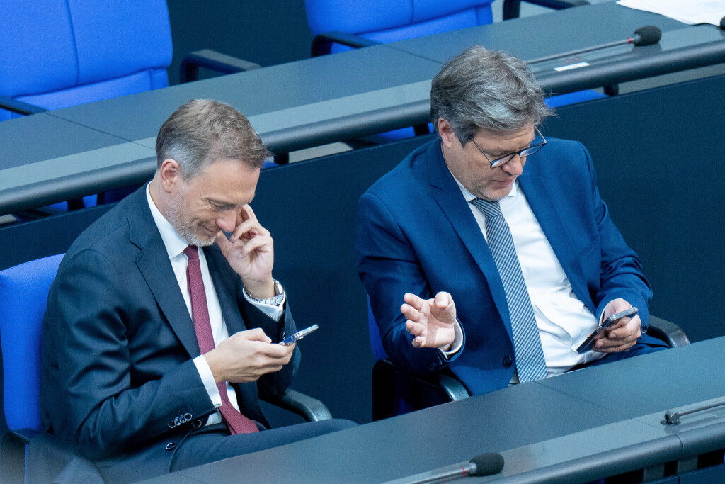 Finanzminister Christian Lindner und Klima- und Wirtschaftsminister Robert Habeck Nach der Rede von König Charles III. im Bundestag, Finanzminister Christian Lindner und Klima- und Wirtschaftsminister Robert Habeck auf der Regierungsbank Berlin Berlin GER *** Finance Minister Christian Lindner and Climate and Economic Minister Robert Habeck After King Charles IIIs speech in the Bundestag, Finance Minister Christian Lindner and Climate and Economic Minister Robert Habeck on the government bench Berlin Berlin GER