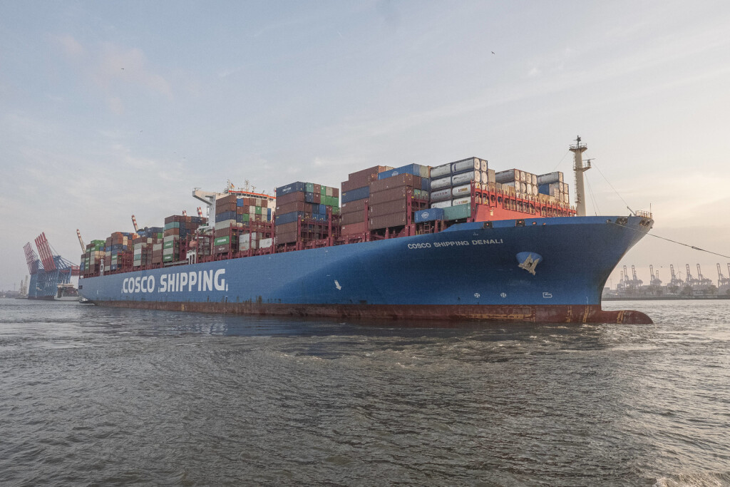 09.04.2023, Cosco Containerschiff, Hamburg: Symbolbild Hafen Hamburg Deutschland Hamburger Hafen Symbolbild-09 *** 09 04 2023, Cosco container ship, Hamburg icon picture port Hamburg Germany Hamburg port icon picture 09