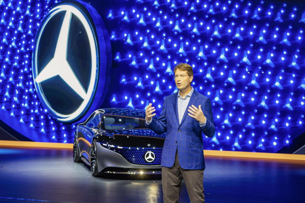 Ola Källenius, CEO, Vorstandsvorsitzender der Mercedes-Benz Group AG, präsentiert das Showcar VISION EQS, Designstudie zur Zukunft des Automobils auf der IAA, Frankfurt am Main, Hessen, Deutschland, Europa *** Ola Källenius, CEO, Chairman of the Board the Mercedes Benz Group AG, presents the Showcar Vision EQS, Design study to Future of Automobiles at the IAA, Frankfurt on Main, Hesse, Germany, Europe Copyright: imageBROKER/ArnulfxHettrich iblhet09155973.jpg Bitte beachten Sie die gesetzlichen Bestimmungen des deutschen Urheberrechtes hinsichtlich der Namensnennung des Fotografen im direkten Umfeld der Veröffentlichung