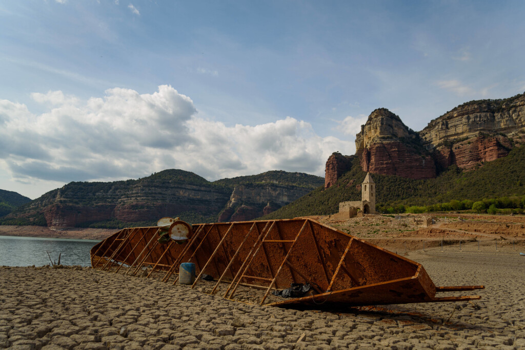 April 27, 2023, Vilanova de Sau, Spain: An old boat on the dry land is seen at the Sau water reservoir. The water resevoir, one of the main sources of water of the spanish region of Catalonia and in particular for the city of Barcelona, is now at 6% capacity according to Catalan Water Agency data, while the water reservoirs of the region are at 27% capacity, which has forced local governement to take measures against the water shortage, as Spain has entered a period of chronic drought. The record low level has made resurface the town of Sant Romà with its iconic bell tower, which was flooded in the 60s when the dam was built. Vilanova de Sau Spain - ZUMAs197 20230427_zab_s197_079 Copyright: xDavidexBonaldox