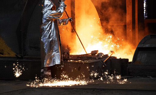 Ein Stahlarbeiter entnimmt eine Probe am Abstich desHochofens, Besuch von Bundespraesident Frank Walter Steinmeier bei Thyssenkrupp Steel in Duisburg, 02.05.2023. *** A steelworker takes a sample from the tapping of the blast furnace, visit by German President Frank Walter Steinmeier to thyssenkrupp Steel in Duisburg, 02 05 2023