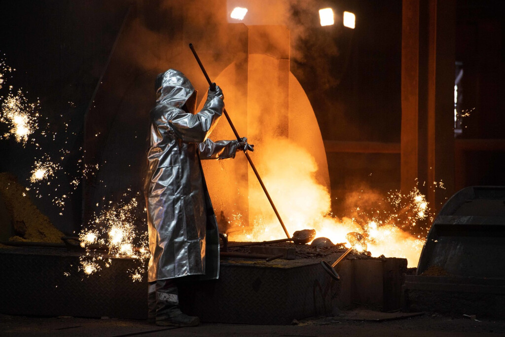 Ein Stahlarbeiter entnimmt eine Probe am Abstich desHochofens, Besuch von Bundespraesident Frank Walter Steinmeier bei Thyssenkrupp Steel in Duisburg, 02.05.2023. *** A steelworker takes a sample from the tapping of the blast furnace, visit by German President Frank Walter Steinmeier to thyssenkrupp Steel in Duisburg, 02 05 2023
