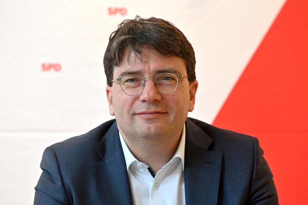 Florian VON BRUNN Vorsitzender der BayernSPD und Spitzenkandidat fuer die Landtagswahl in Bayern 2023, Einzelbild,angeschnittenes Einzelmotiv,Portraet,Portrait,Porträt. Pressekonferenz der Bayern SPD Landesverband am 10.05.2023. *** Florian VON BRUNN Chairman of the BayernSPD and top candidate for the state election in Bavaria 2023 , single image,cropped single image,portrait,portrait,portrait press conference of the Bavarian SPD state association on 10 05 2023