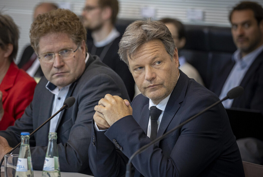 Robert Habeck Buendnis 90/Die Gruenen, Bundesminister fuer Wirtschaft und Klimaschutz und Vizekanzler, und Staatsekretaer Patrick Graichen, in der gemeinsamen Sitzung der Ausschuesse fuer Wirtschaft, und Klimaschutz und Energie. Berlin Deutschland *** Robert Habeck Buendnis 90 Die Gruenen , Federal Minister for Economic Affairs and Climate Protection and Vice Chancellor, and Secretary of State Patrick Graichen, at the joint meeting of the Committees for Economic Affairs, and Climate Protection and Energy Berlin Germany Copyright: xNicoxLepartz/photothek.netx