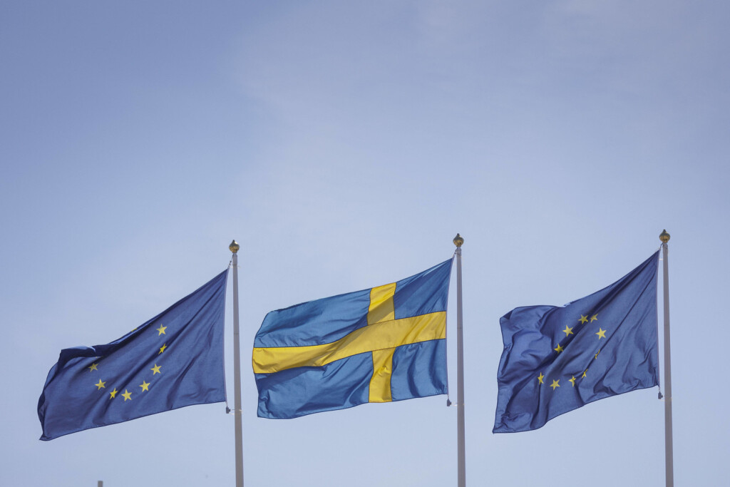 Die schwedische Flagge sowie Europaflaggen wehen im Wind beim Gymnich-Treffen in Stockholm, 12.05.2023. Stockholm Schweden *** The Swedish flag and European flags flying in the wind at the Gymnich meeting in Stockholm, 12 05 2023 Stockholm Sweden Copyright: xKiraxHofmannx